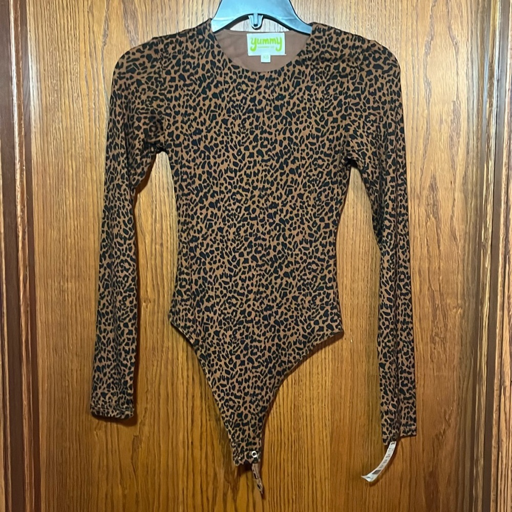 NWT brown leopard print body suit by Yummy, snap closure at crotch, size XS 🐆🐆